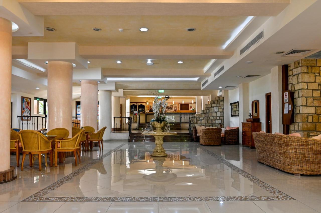 Veronica Hotel Paphos Exterior photo