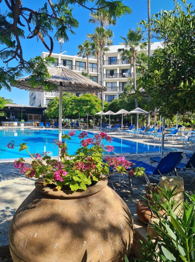 Veronica Hotel Paphos Exterior photo